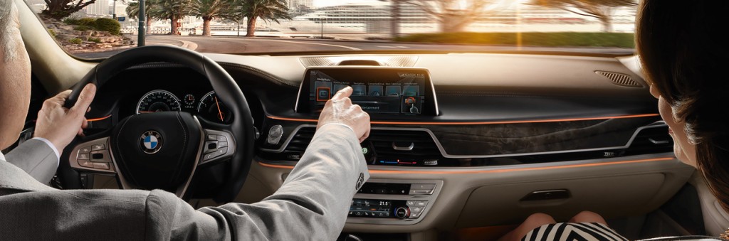 7-series-sedan-functionality-gesture-fw-02.jpg.resource.1432558040730